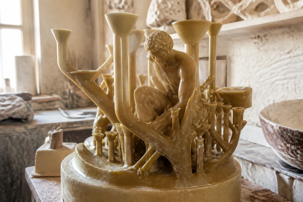 Épreuve en cire d’une sculpture avec son réseau de jets de coulée avant enrobage